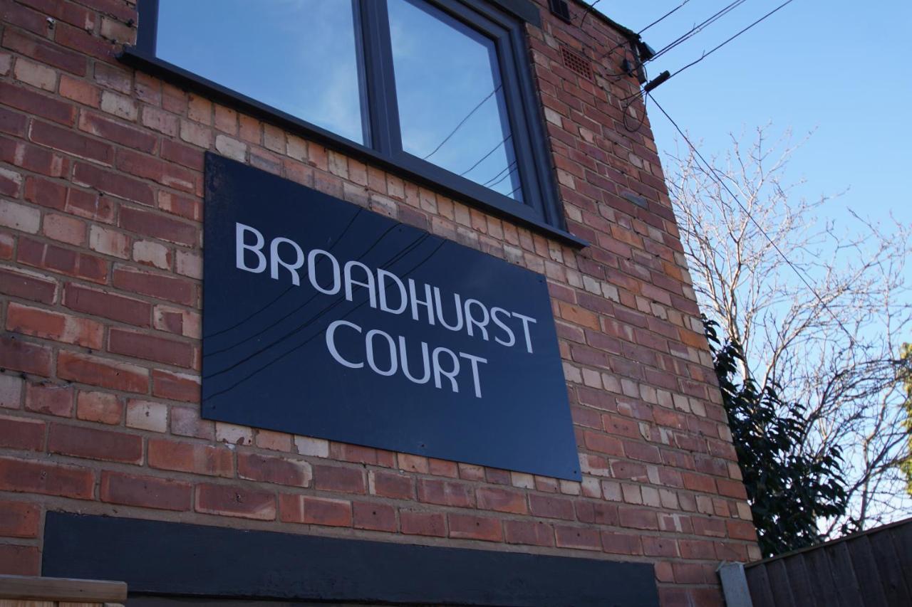 Air Host And Stay - Apartment 5 Broadhurst Court Sleeps 6 Minutes From Town Centre Стокпорт Екстериор снимка