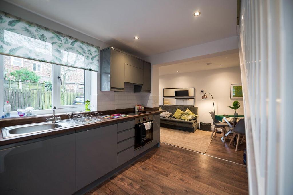 Air Host And Stay - Apartment 5 Broadhurst Court Sleeps 6 Minutes From Town Centre Стокпорт Екстериор снимка