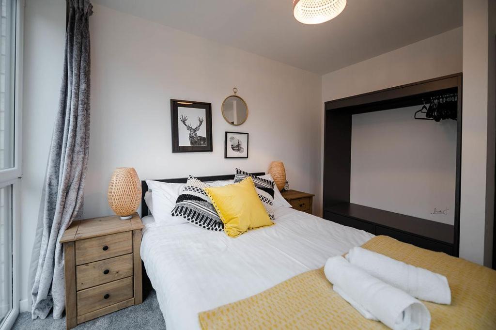 Air Host And Stay - Apartment 5 Broadhurst Court Sleeps 6 Minutes From Town Centre Стокпорт Екстериор снимка