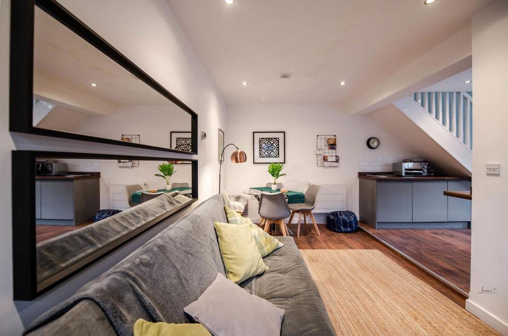 Air Host And Stay - Apartment 5 Broadhurst Court Sleeps 6 Minutes From Town Centre Стокпорт Екстериор снимка