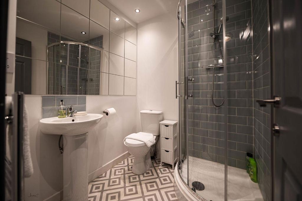 Air Host And Stay - Apartment 5 Broadhurst Court Sleeps 6 Minutes From Town Centre Стокпорт Екстериор снимка
