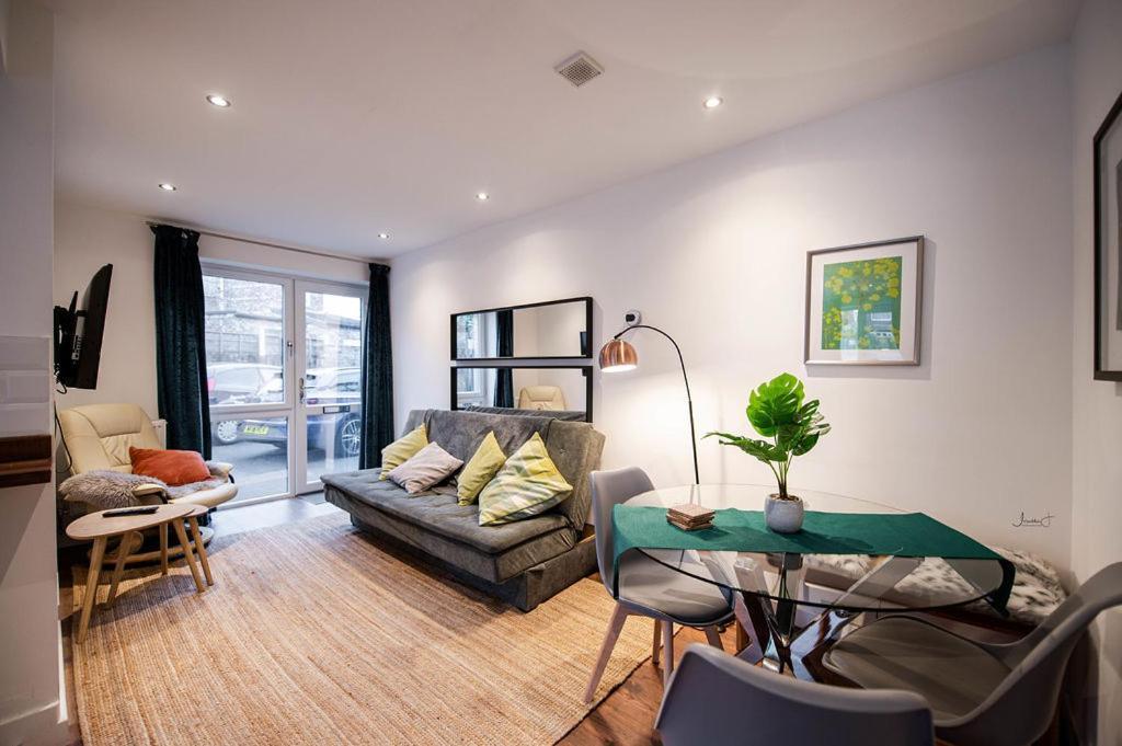 Air Host And Stay - Apartment 5 Broadhurst Court Sleeps 6 Minutes From Town Centre Стокпорт Екстериор снимка