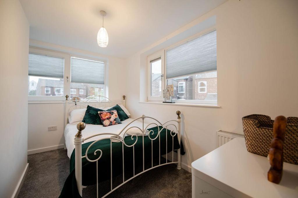 Air Host And Stay - Apartment 5 Broadhurst Court Sleeps 6 Minutes From Town Centre Стокпорт Екстериор снимка