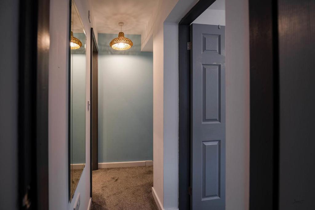 Air Host And Stay - Apartment 5 Broadhurst Court Sleeps 6 Minutes From Town Centre Стокпорт Екстериор снимка