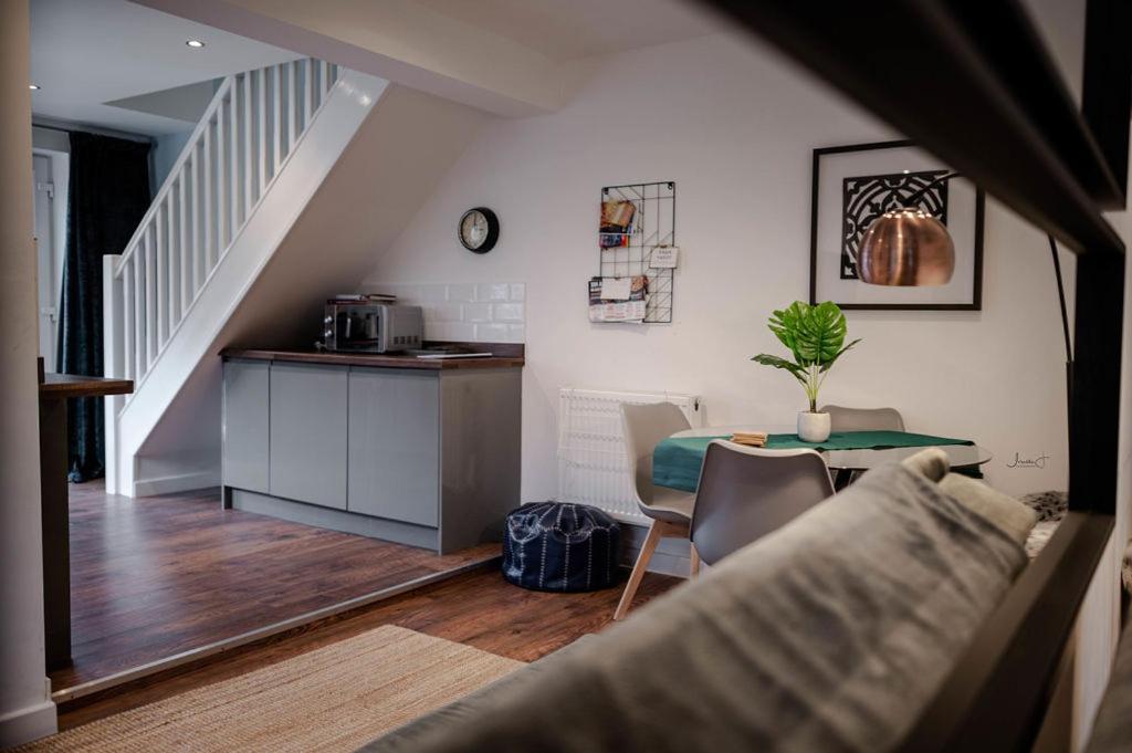 Air Host And Stay - Apartment 5 Broadhurst Court Sleeps 6 Minutes From Town Centre Стокпорт Екстериор снимка