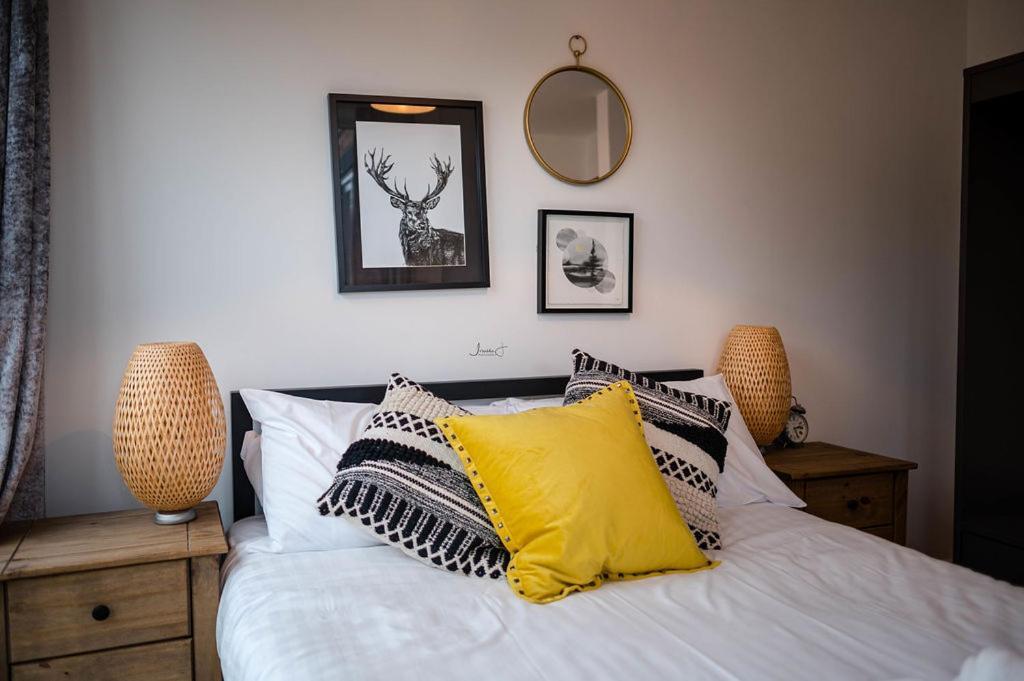 Air Host And Stay - Apartment 5 Broadhurst Court Sleeps 6 Minutes From Town Centre Стокпорт Екстериор снимка