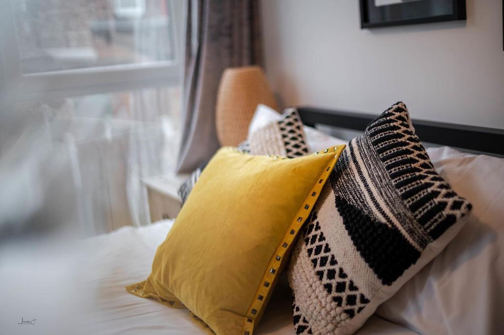 Air Host And Stay - Apartment 5 Broadhurst Court Sleeps 6 Minutes From Town Centre Стокпорт Екстериор снимка