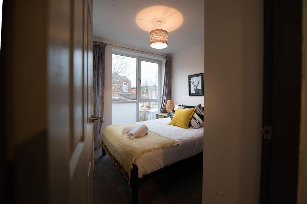 Air Host And Stay - Apartment 5 Broadhurst Court Sleeps 6 Minutes From Town Centre Стокпорт Екстериор снимка