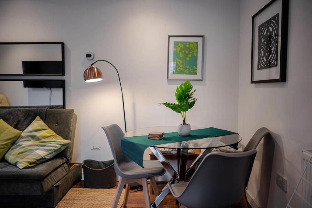 Air Host And Stay - Apartment 5 Broadhurst Court Sleeps 6 Minutes From Town Centre Стокпорт Екстериор снимка