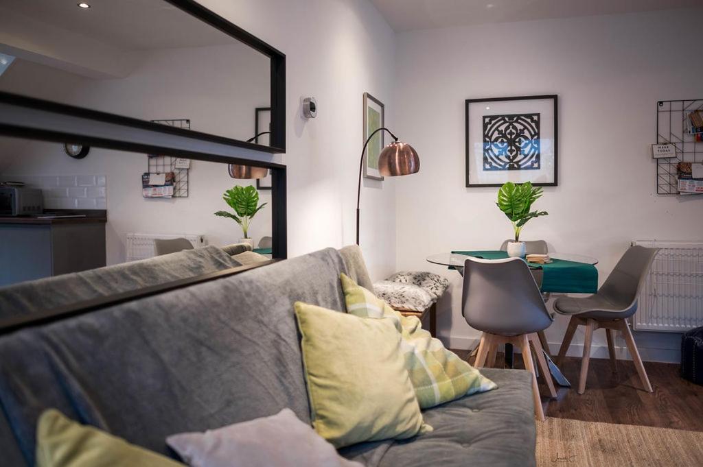 Air Host And Stay - Apartment 5 Broadhurst Court Sleeps 6 Minutes From Town Centre Стокпорт Екстериор снимка