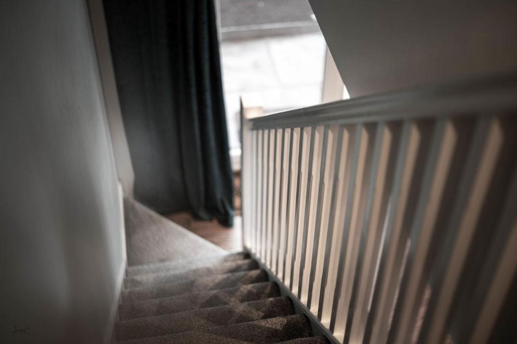 Air Host And Stay - Apartment 5 Broadhurst Court Sleeps 6 Minutes From Town Centre Стокпорт Екстериор снимка